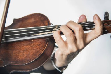 Yaşlı kadın keman çalıyor