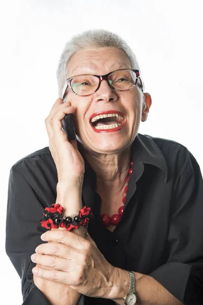 Ηλικιωμένη γυναίκα έχοντας μια ξεκαρδιστική τηλεφωνική κλήση — Φωτογραφία Αρχείου
