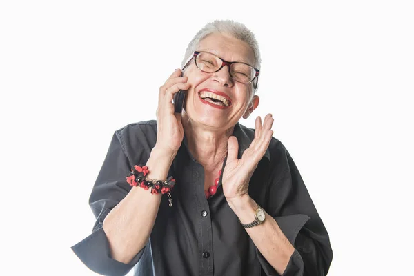 Mulher velha ter um telefonema hilariante — Fotografia de Stock
