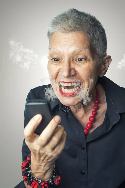 Φωνάζει στο κινητό της η ηλικιωμένη κυρία — Φωτογραφία Αρχείου