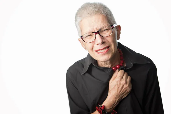 Kalp krizi, göğüs kapma yaşlı kadın — Stok fotoğraf