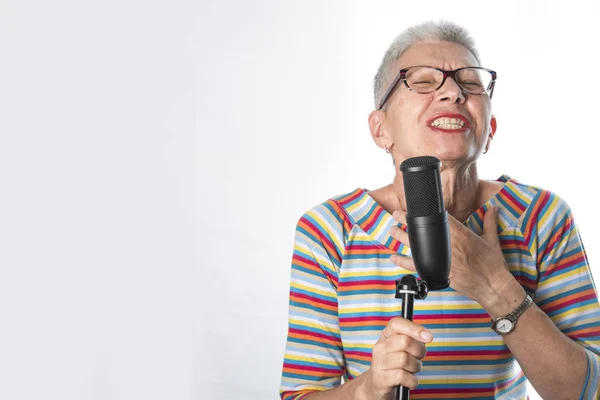 Ανώτερος γριά τραγουδώντας για ένα επαγγελματικό μικρόφωνο — Φωτογραφία Αρχείου