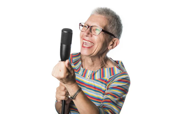 Старша стара жінка співає на професійному мікрофоні — стокове фото