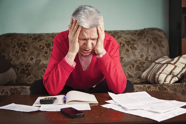 Oudere dame depressief over de hoeveelheid geld die ze moet betalen — Stockfoto