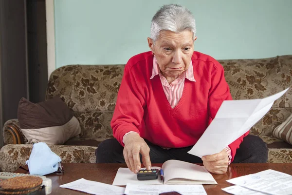 Schokkende bedrag van een oude dame betalen moet voor facturen — Stockfoto