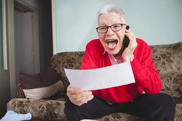 Bancaire fraude, oude vrouw schreeuwen — Stockfoto