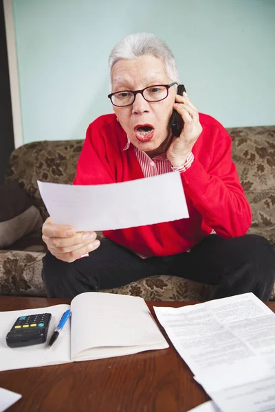 Banking fraud, old woman shouting — Stock Photo, Image