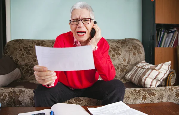 Bancaire fraude, oude vrouw schreeuwen — Stockfoto