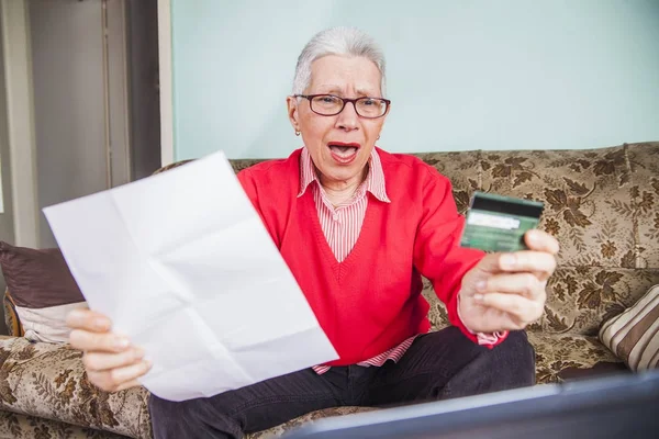 Anciana mayor sorprendida por la factura de su tarjeta de crédito — Foto de Stock