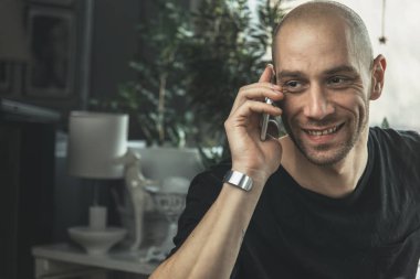 Genç adam neşeli bir telefon olması