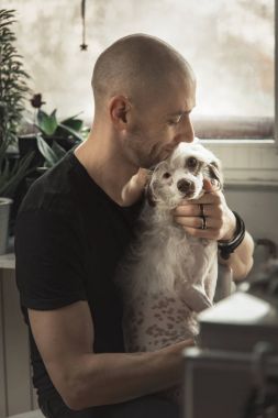 Yakışıklı adam ve köpeği