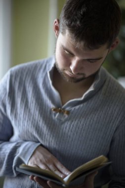 Genç adam harika bir kitap zevk
