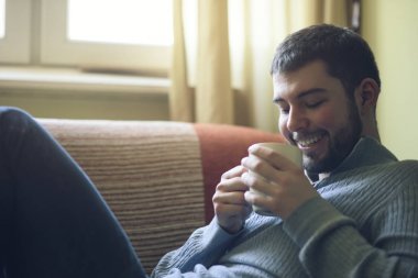 Onun favori sıcak içecek tatlı kokusu zevk