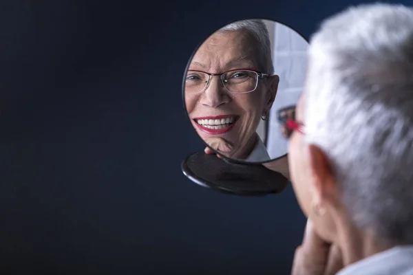 Пожилая леди макияж — стоковое фото