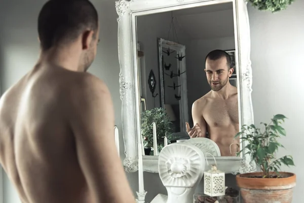 Great body image, confident young man checking himself out — Stock Photo, Image