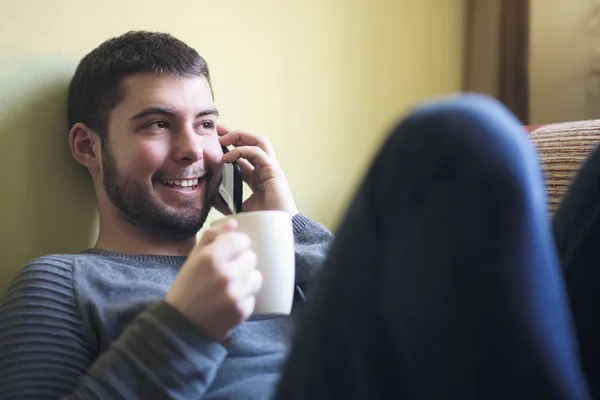 Relajante tarde con un café y una charla telefónica —  Fotos de Stock