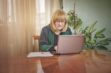 Yaşlı bayan evden çalışma