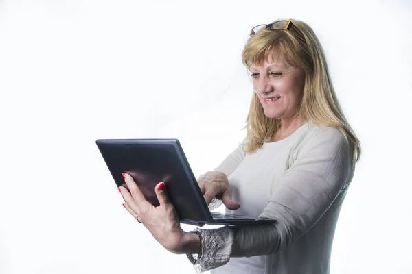 Senhora sênior feliz usando seu laptop — Fotografia de Stock