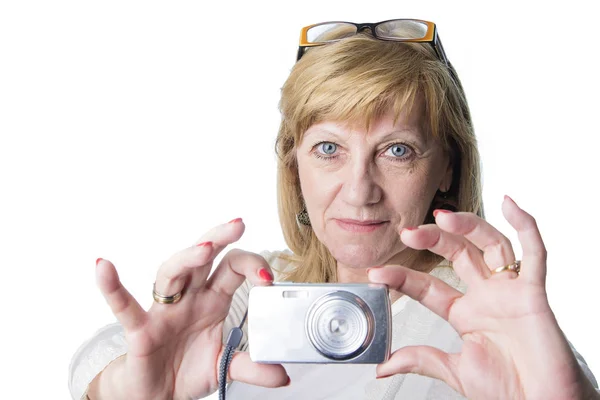 Пожилая дама с помощью компактной камеры — стоковое фото