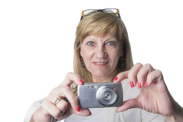 Пожилая дама с помощью компактной камеры — стоковое фото