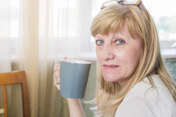 Feliz señora mayor con una taza de café — Foto de Stock