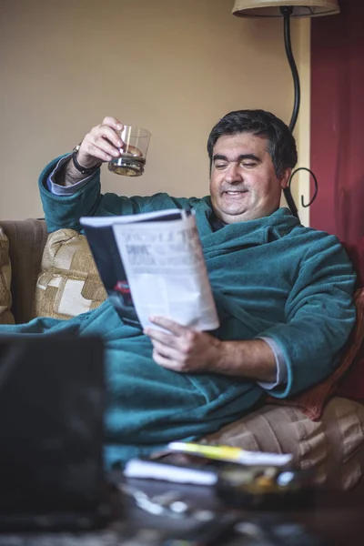 Reading a magazine, utterly carefree — Stock Photo, Image