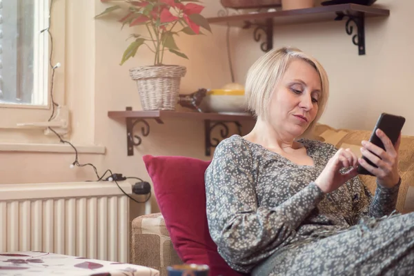 Moderne volwassen vrouw met behulp van haar Smartphone — Stockfoto