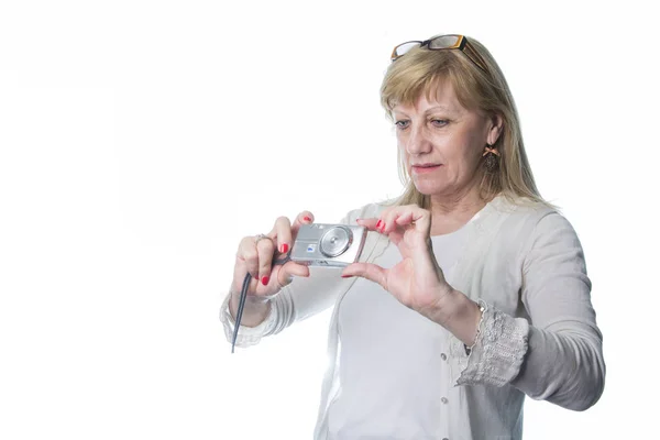 Äldre dam med en kompaktkamera Stockbild