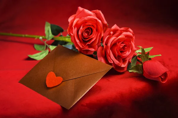 Valentine koncepce, milostný dopis, rose a šálek srdce na červeném pozadí — Stock fotografie