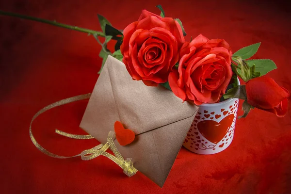 Concepto de San Valentín, carta de amor, rosa y una taza de corazón sobre un fondo rojo —  Fotos de Stock