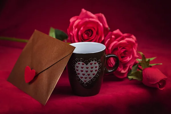 バレンタイン コンセプト、ラブレター、ローズ、赤の背景にハートのカップ — ストック写真