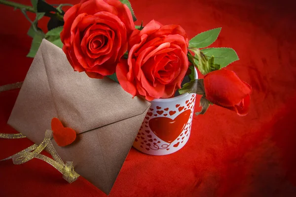 Concepto de San Valentín, carta de amor, rosa y una taza de corazón sobre un fondo rojo —  Fotos de Stock