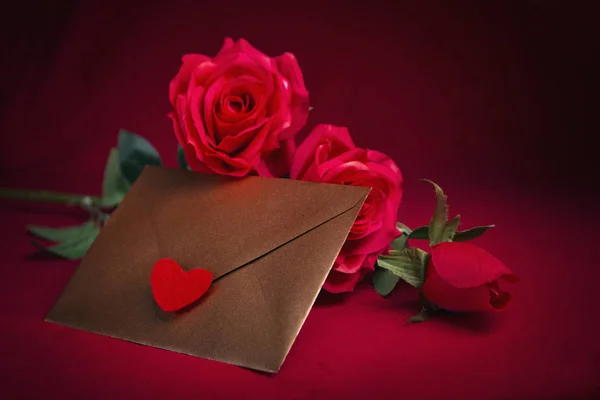 Concept de Saint-Valentin, lettre d'amour, rose et une tasse de coeur sur fond rouge — Photo