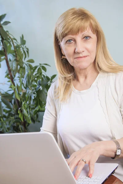 Oudere dame haar personal computer gebruiken om te surfen op internet — Stockfoto