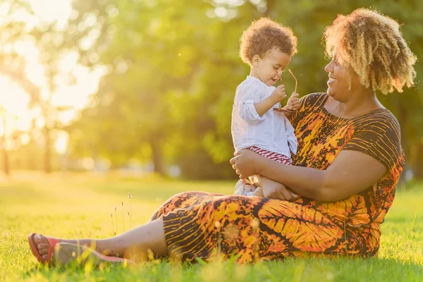 Mother and her daughter having fun in the park — Stock Photo, Image