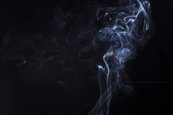 Rika virvlar av rök, svart bakgrund — Stockfoto