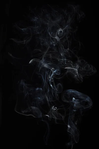 Reiche Rauchschwaden, schwarzer Hintergrund — Stockfoto