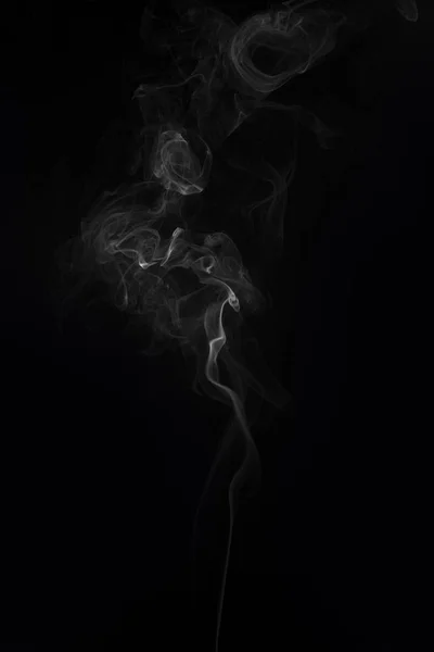 Rijke wervelingen van rook, zwarte achtergrond — Stockfoto
