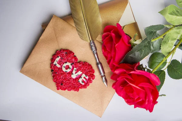 愛の手紙封筒、バレンタイン コンセプト — ストック写真