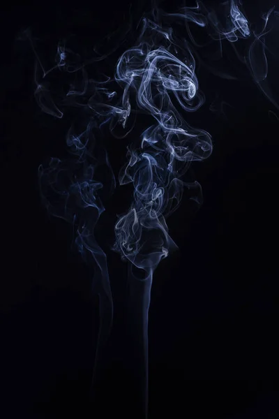 Rico redemoinhos de fumaça, fundo preto — Fotografia de Stock