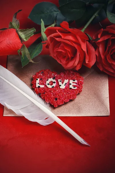 愛の手紙封筒、バレンタイン コンセプト — ストック写真