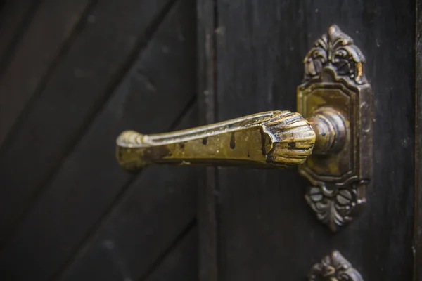 Стара ручка сільських дверей на дерев'яних дверях — стокове фото