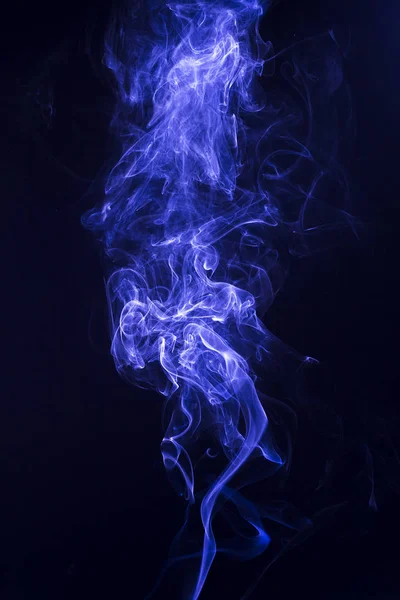 Богатые вихри дыма, черный фон — стоковое фото