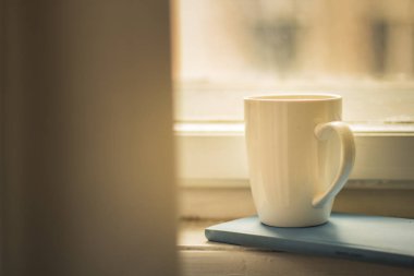 Çay ya da kahve ve bir kitap ile yağmurlu gün