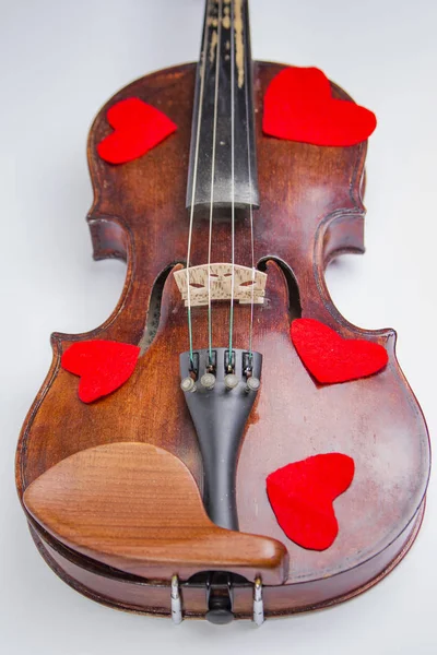 Violon Saint-Valentin recouvert de roses et de pétales de coeur — Photo