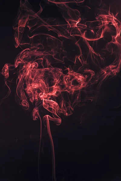 Богатые вихри дыма, черный фон — стоковое фото