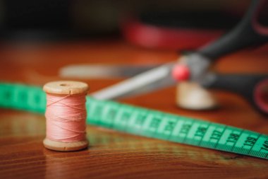 Giyim Aksesuarları, iplik, makas ve ölçüm bandı