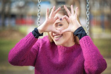 Genç kadın aşk gönderme