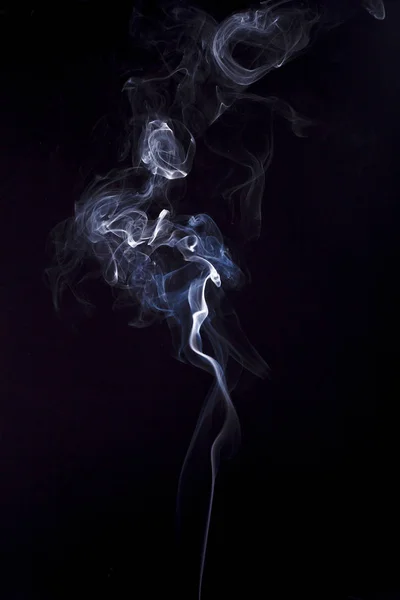 丰富的烟雾漩涡, 黑色背景 — 图库照片