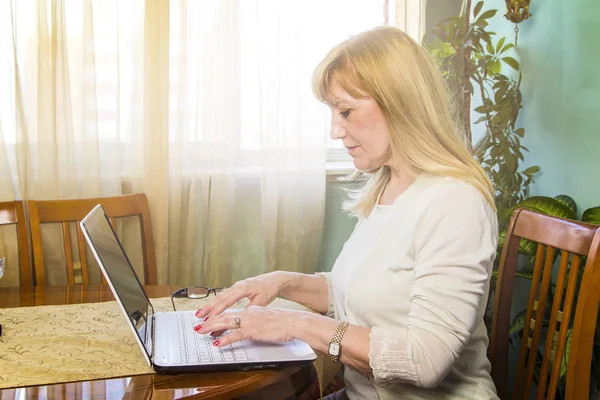 Oudere dame haar personal computer gebruiken om te surfen op internet — Stockfoto